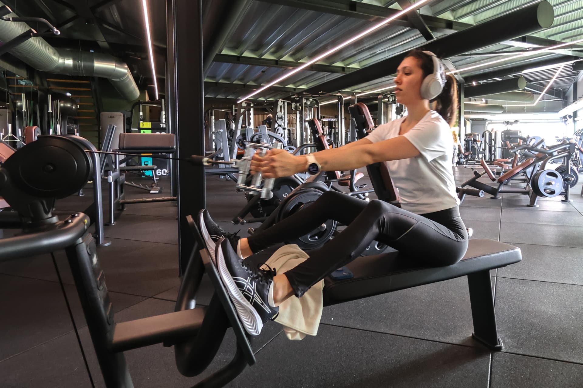 Sportster traint aan een kabelstation in de fitnessruimte van Body-Dynamics Tiel