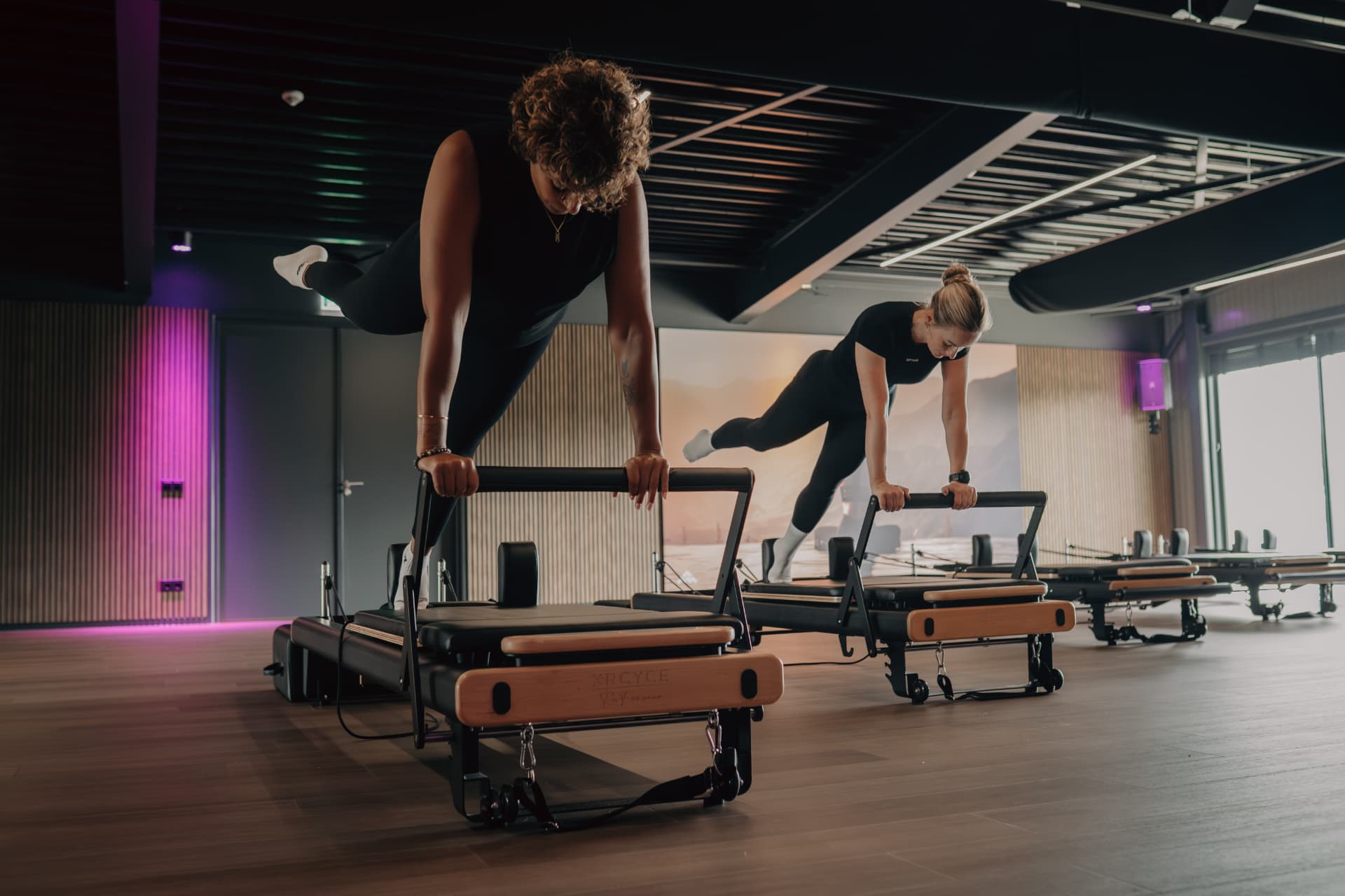 Twee sporters tijdens een reformer pilates les bij Body-Dynamics Tiel