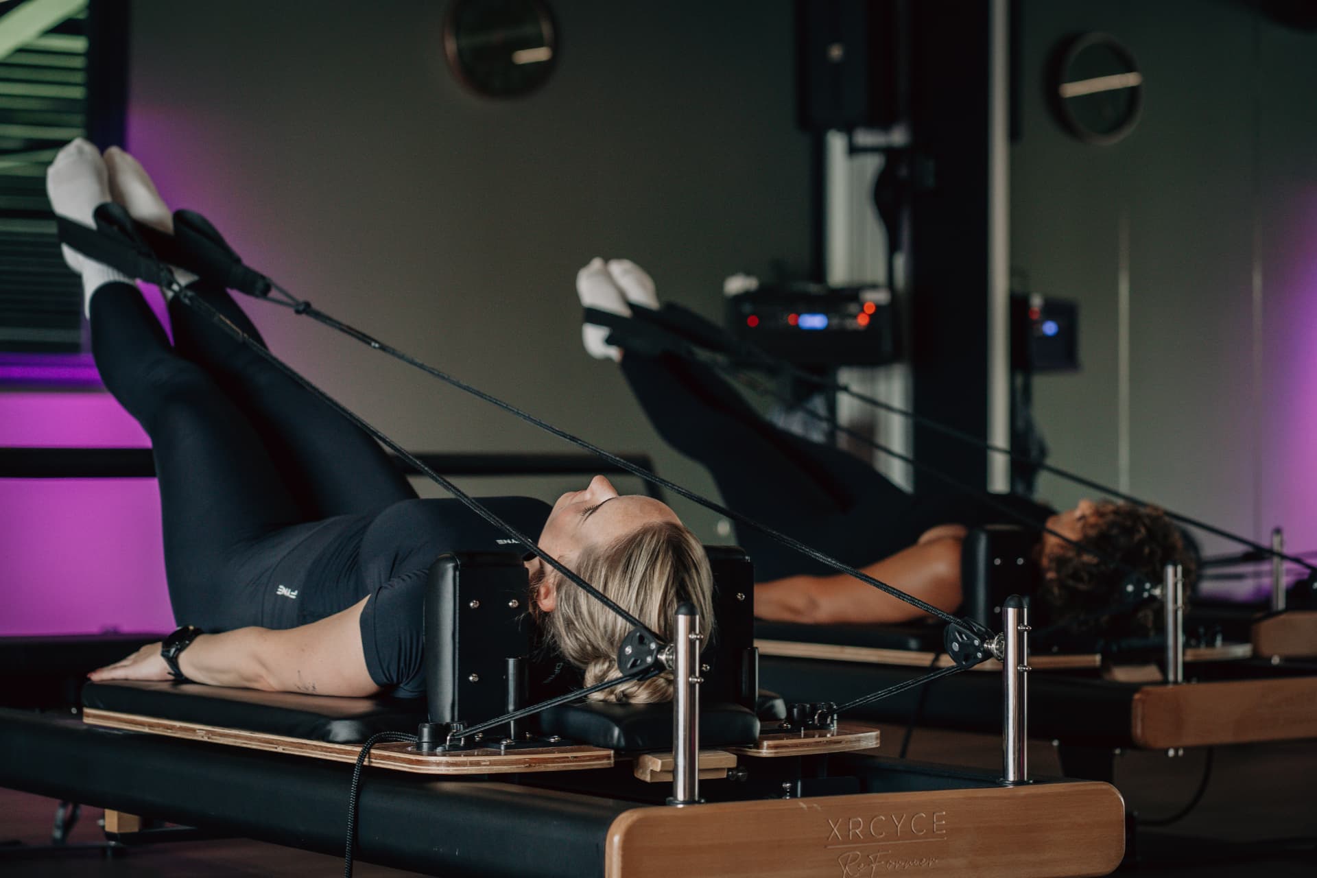 Deelnemers trainen op reformers tijdens een les bij Body-Dynamics Tiel